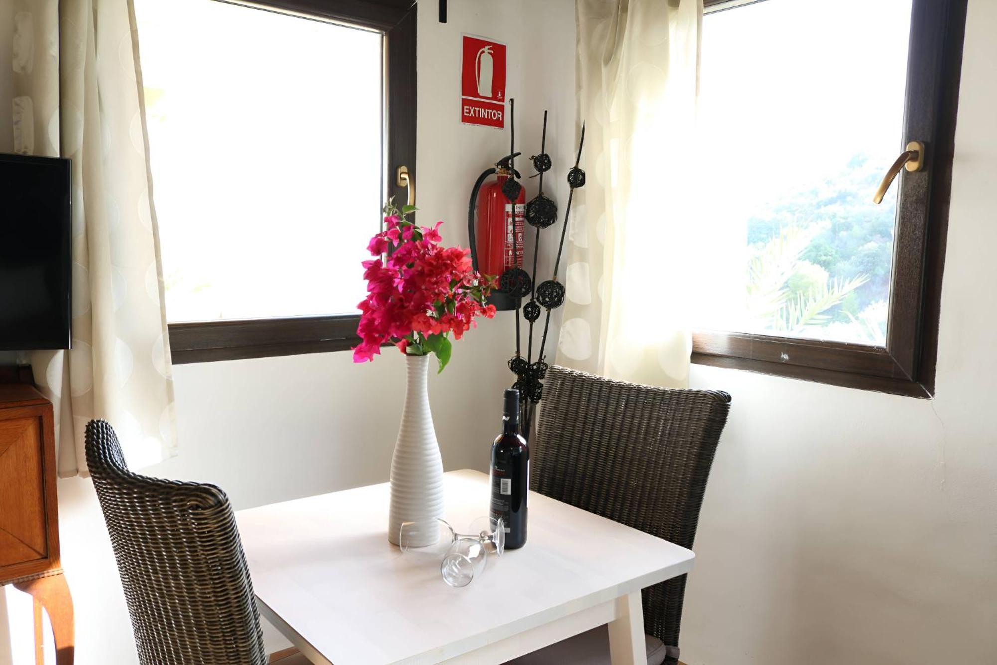Private Detached Chalet With Own Jacuzzi Mi Dushi Tolox Bagian luar foto